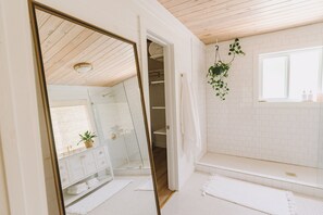 Suihku, hiustenkuivaaja, pyyhkeet, saippua