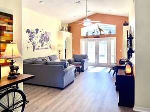 Smart-tv, tafelvoetbal, een tafeltennistafel en boeken