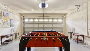 Game room - RENOVATED!✦Unique & Roomy✦Private Fenced True South Salt Pool✦5 Miles to Disney (KISSIMMEE)