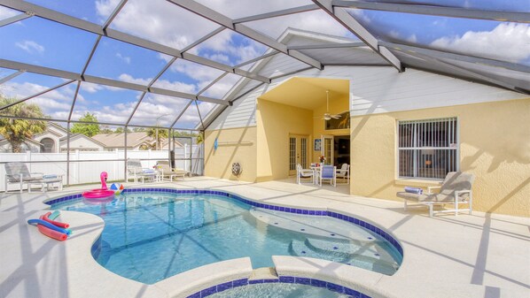 Utendørsbasseng og et oppvarmet basseng