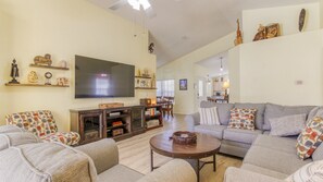 Smart-tv, tafelvoetbal, een tafeltennistafel en boeken