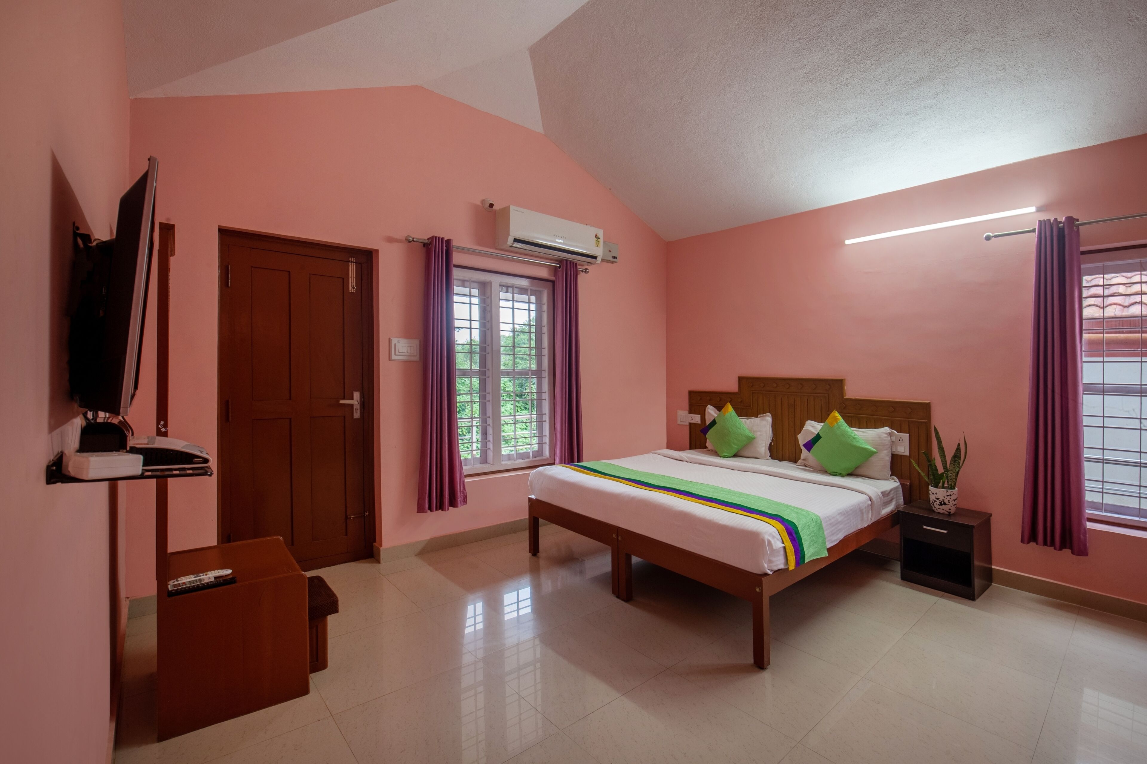 Escritorio y tabla de planchar con plancha 