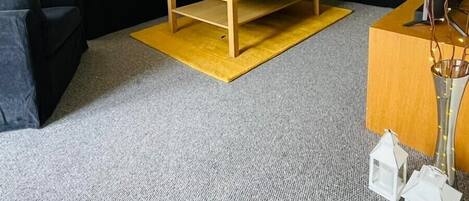 TV, bøker og stereoanlegg