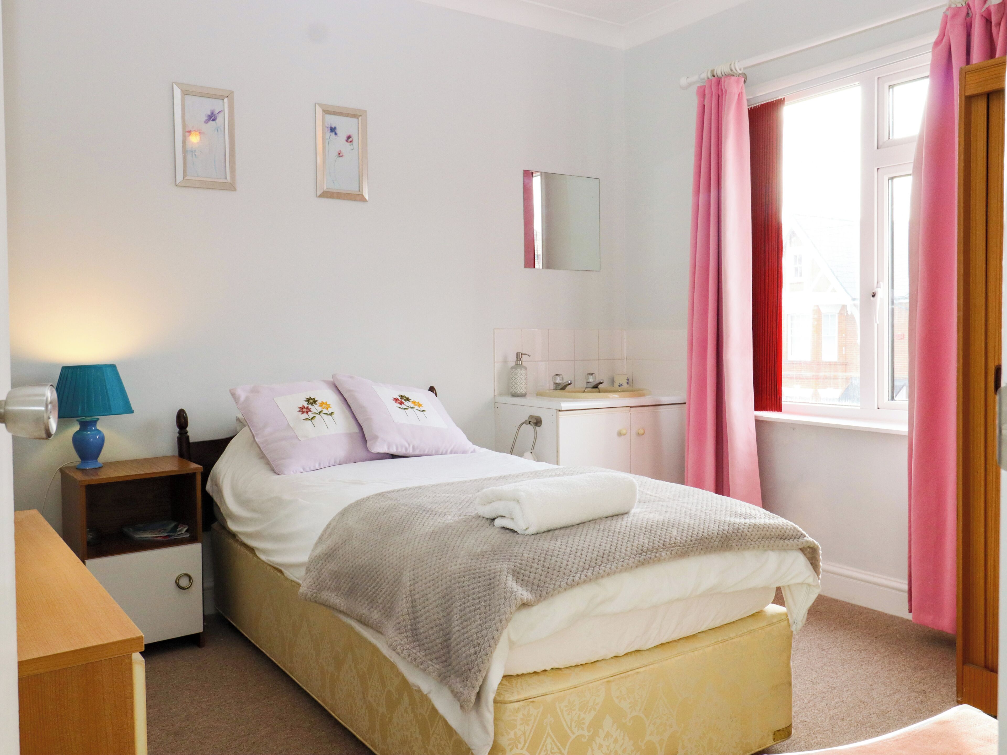 2 makuuhuonetta, yksilöllisesti sisustettu, yksilöllisesti kalustettu