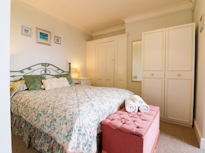 2 makuuhuonetta, yksilöllisesti sisustettu, yksilöllisesti kalustettu