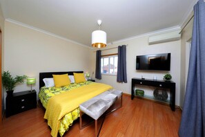 3 chambres, fer et planche à repasser, accès au Wi-Fi (inclus)