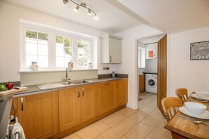 Cottage | Private kitchen | Fridge, dishwasher, electric kettle, toaster - Cajun Cottage (Wareham)