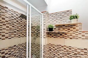 Een douche, een haardroger, handdoeken