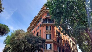 Un edificio de varios pisos con un estilo arquitectónico clásico, con balcones y ventanas amplias.
