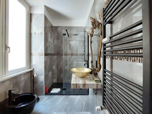 Shower, hair dryer, bidet, towels - 4BNB - Luxury Mazzini Apartment (Rome)