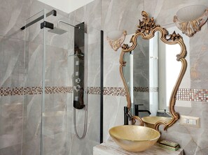 Dusche, Haartrockner, Bidet, Handtücher