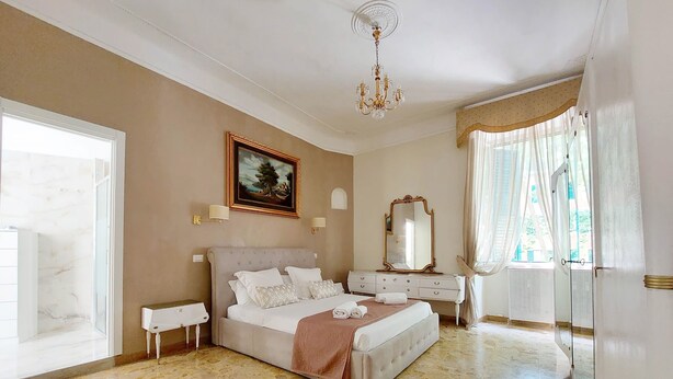 Un dormitorio con una cama grande, un aparador, un espejo y un cuadro en la pared.