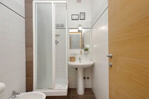 Dusche, Haartrockner, Bidet, Handtücher