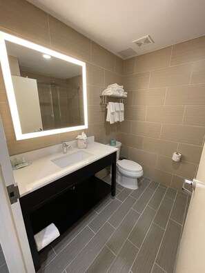 Habitación estándar, 1 cama King size, para no fumadores | Baño | Amenidades de baño gratuitas, secadora de cabello, toallas, jabón