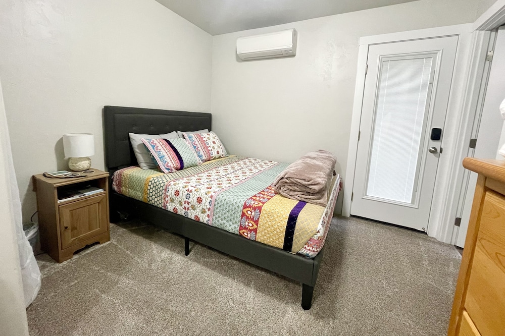 Private Queen Room w/ Bathroom
