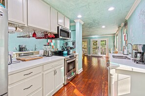 ثلاجة، ميكروويف، فرن، موقد طهي مسطح