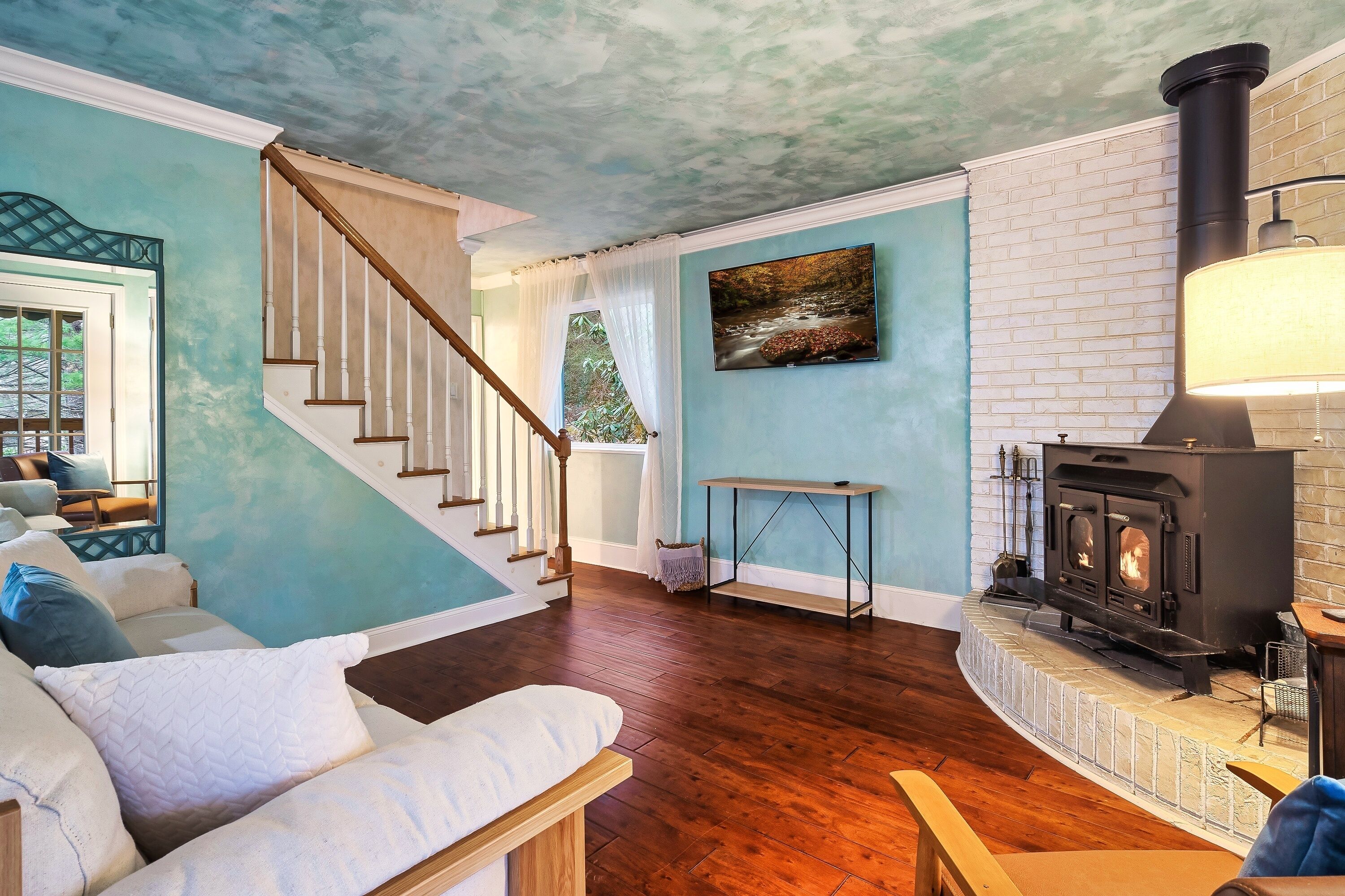 Winter Wonderland - Family Getaway - Pet Friendly TREEHOUSE/Hot Tub/Koi Pond