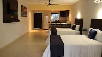 Habitación superior, 2 camas matrimoniales | Escritorio, tabla de planchar con plancha, wifi gratis y ropa de cama