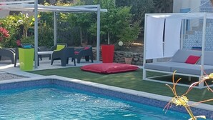 A swimming pool with a white canopy and lounge chairs. - VILLA ANDALUCIA, Air-conditioned, Heated pool, Sea view of calanques. Sleeps 6 (La Ciotat)