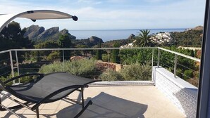 A balcony with a view of the sea, a chair, and a pergola. - VILLA ANDALUCIA, Air-conditioned, Heated pool, Sea view of calanques. Sleeps 6 (La Ciotat)