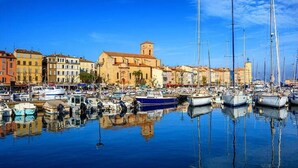 A marina with boats docked, a church, and colorful buildings along the waterfront. - VILLA ANDALUCIA, Air-conditioned, Heated pool, Sea view of calanques. Sleeps 6 (La Ciotat)