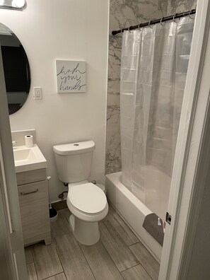 Badewanne, Haartrockner, Handtücher, Seife