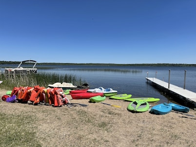 PROMO 20% WEEKLY AND MONTHLY DISC
Charming Lake View Cabin with Resort Amenities