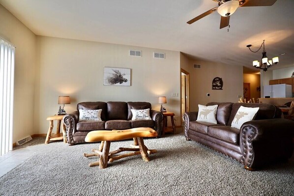 Televisión y chimenea 