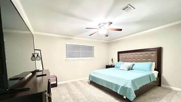 5 bedrooms, desk, iron/ironing board, travel crib