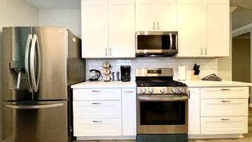 冰箱、微波炉、烤箱、炉灶