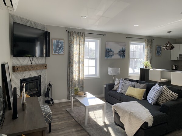 Smart TV, fireplace - Sweet Little Suite (Campbellford)