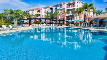 Una piscina al aire libre, una piscina climatizada