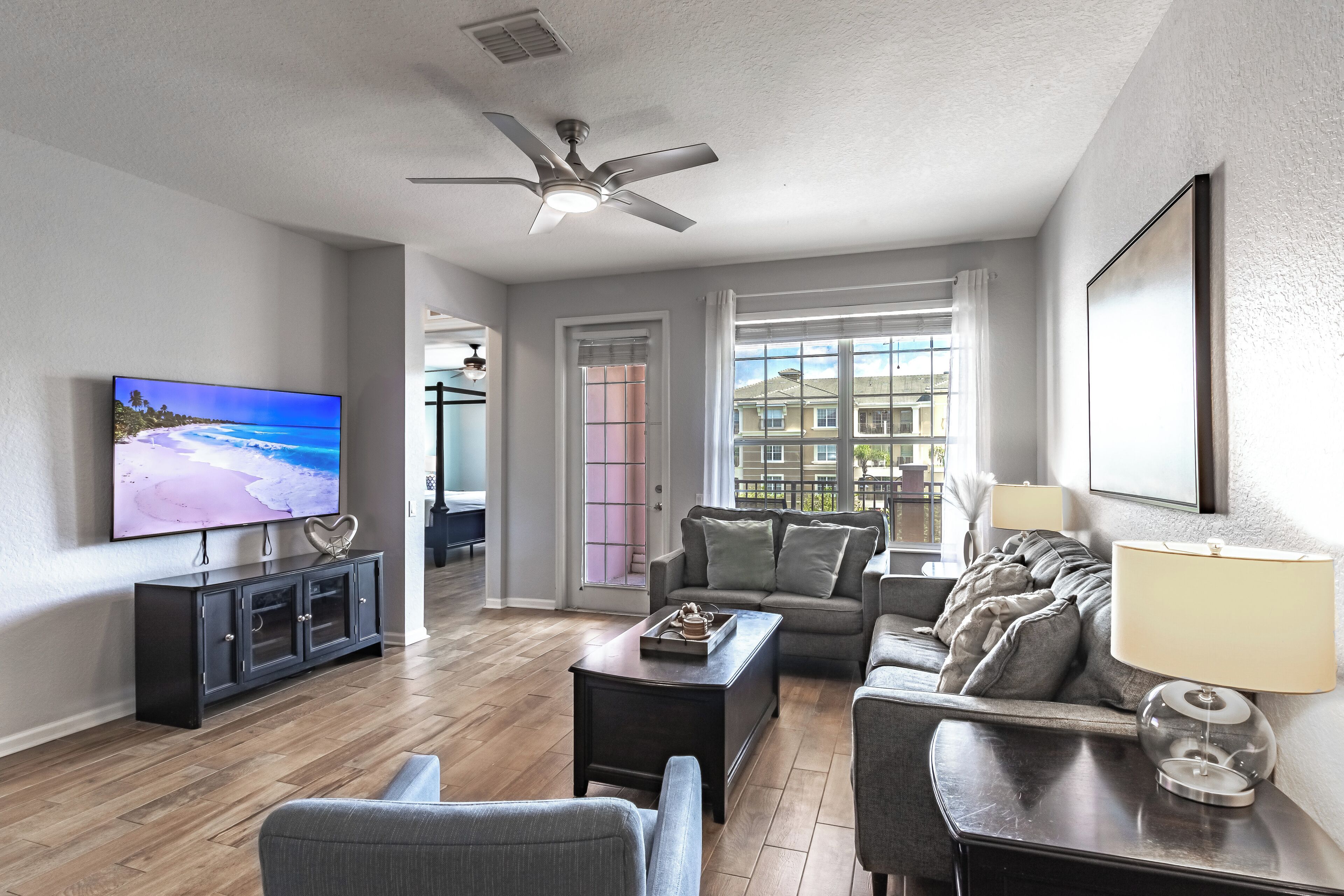 Smart-TV, Tischfußball, Tischtennisplatte