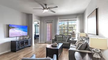 Smart TV, futbolito y tenis de mesa