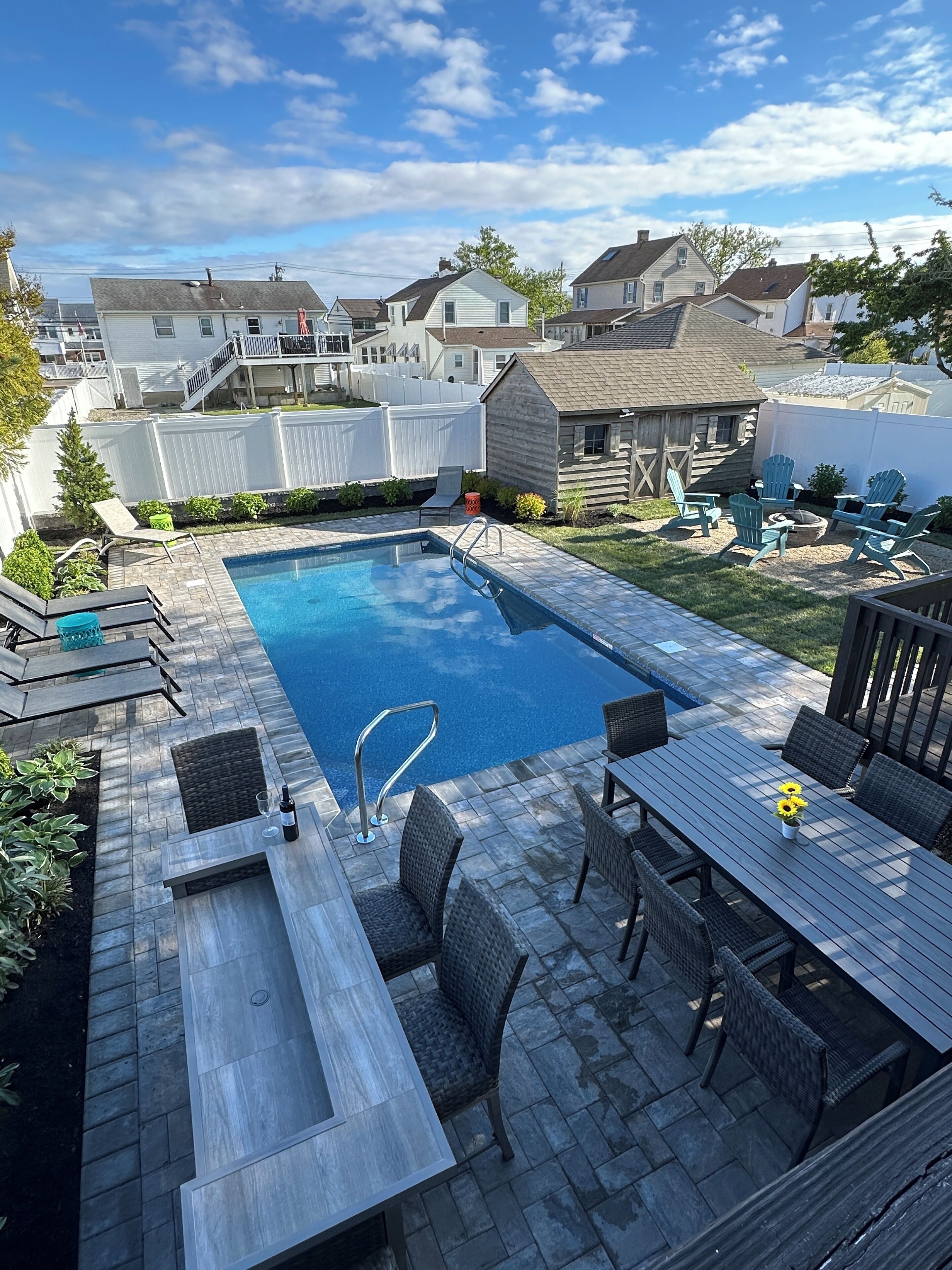 2 blocks to Beach LINEN, fire pit, POOL sleeps 12