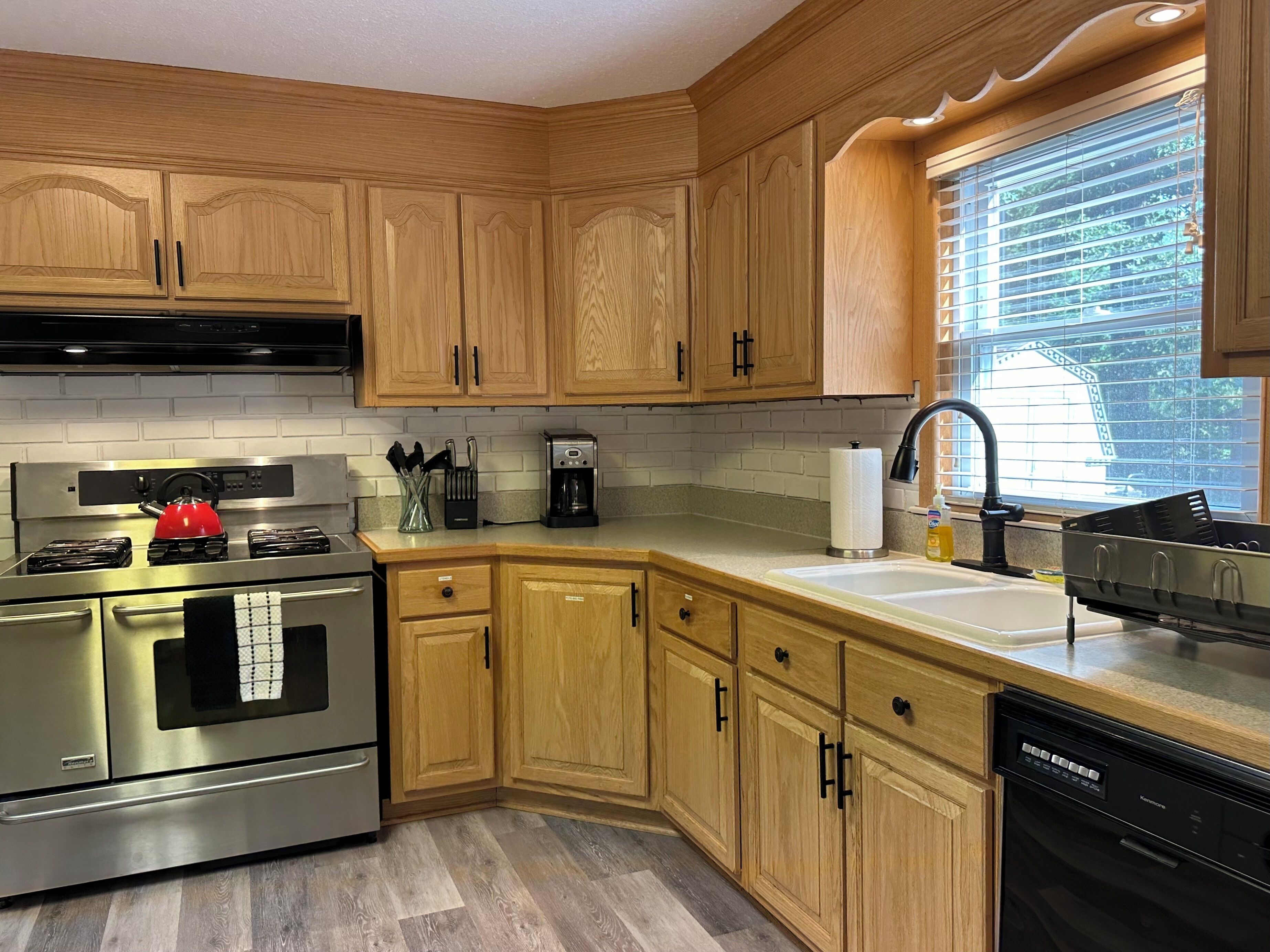 Coffee/tea maker, fridge, microwave, oven