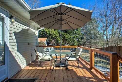 Dog Friendly + Fenced in yard + Fire Pit + King + King + Grill + 9 min to DT