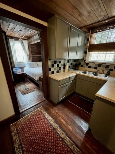 Carriage House West at George Baldwin House