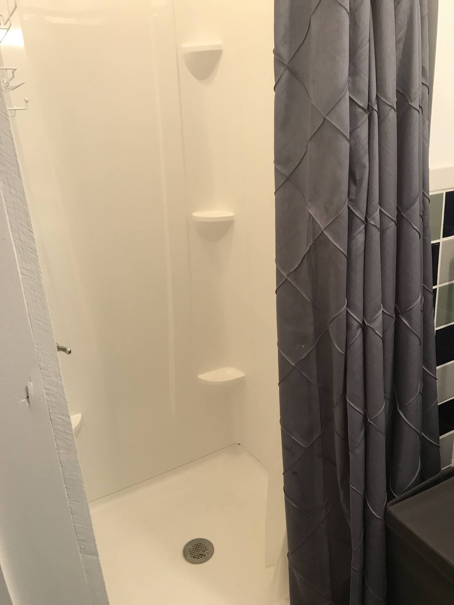 Douche, sèche-cheveux, serviettes fournies