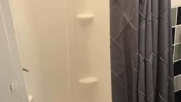 Douche, sĂšche-cheveux, serviettes fournies