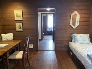 1 dormitorio, tabla de planchar con plancha, wifi y ropa de cama