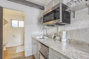 Apartment (1 Bedroom) | Private kitchen | Microwave