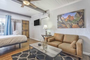 1 bedroom, bed sheets