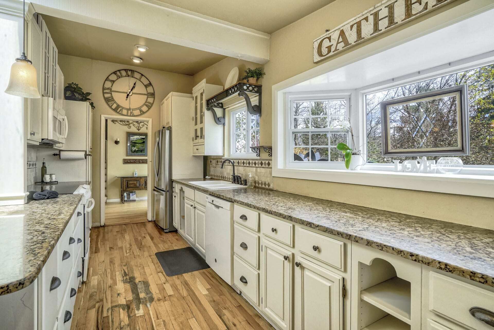 House (4 Bedrooms) | Private kitchen | Microwave, stovetop, dishwasher, cookware/dishes/utensils