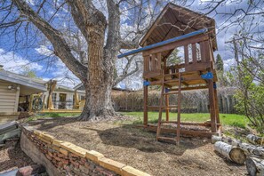 Property grounds - 4brping Pongnearby Parksbasket Ball (Colorado Springs)