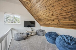Interior - 4brhot Tub & Arcademountain Get Away (Woodland Park)