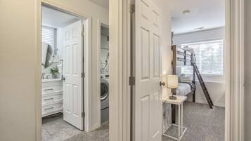 4 bilik tidur, ruang kerja komputer riba, seterika/papan seterika