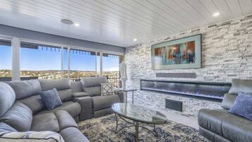 Apartemen (1 Bedroom) | Ruang keluarga | TV dan perapian