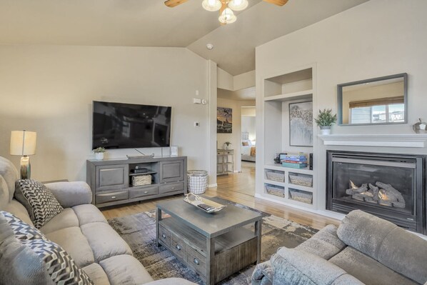 TV, fireplace