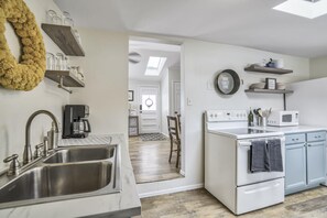 Microondas, horno, parrilla de estufa y lavavajillas 